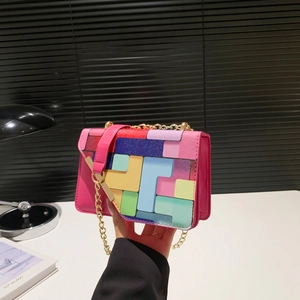Sac bandoulière tendance aux couleurs contrastées avec chaîne et motifs géométriques