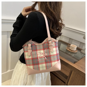 Détail du sac cabas à carreaux roses avec nœud brodé et poignées en cuir élégantes