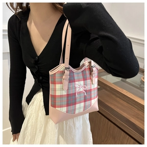 Détail du sac cabas à carreaux roses avec nœud et réglage de la bandoulière en cuir