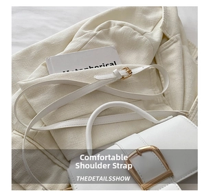 Détail du sac bandoulière blanc mat avec boucle carrée dorée et bandoulière réglable chic