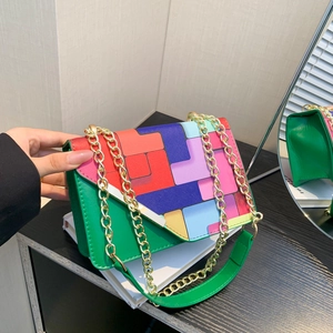 Sac bandoulière patchwork arc-en-ciel en cuir vert grainé avec chaîne dorée et soufflets