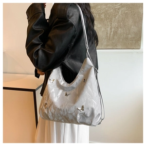 Sac hobo argenté avec texture froissée et breloques papillons métalliques en 3D