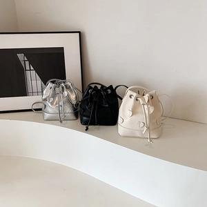 Women Heart Applique Drawstring Bucket Bag PU Leather Fashion Pleated Crossbody Shoulder Bag Stylish Chic Niche Design