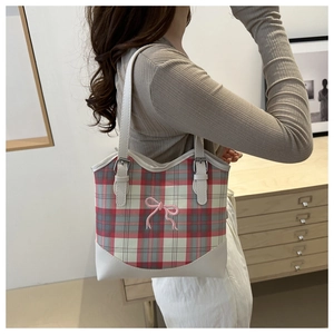 Détail du cabas à carreaux rouge et blanc avec broderie nœud rose et anses en cuir