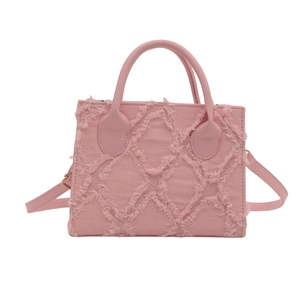 Borsa a tracolla in tessuto trapuntato rosa con frange e manici per uno stile retrò casual