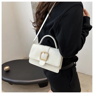 Vue détaillée du sac bandoulière blanc ivoire minimaliste avec boucle en métal doré poli