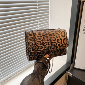 Sac à bandoulière tendance à motif léopard avec chaîne en métal et fermoir vintage