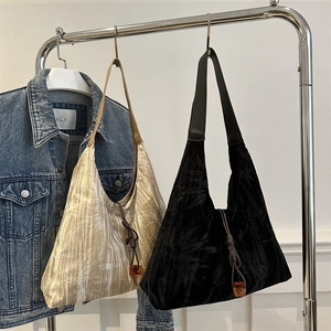 Minimalist large velvet tote bag with jacquard leaf patterns and tassel decoration