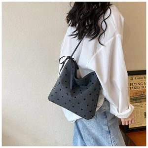 Borsa a secchiello grigia a pois con ricamo a fiocco nero e dettaglio nastro sulla tracolla