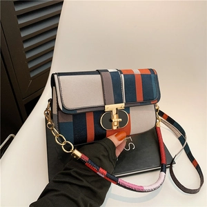 Sac bandoulière chic à rayures bicolores avec fermoir rotatif doré en forme de T