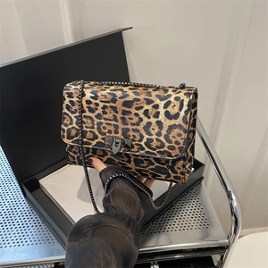 Sac bandoulière à motif léopard avec fermoir en V métallique et bandoulière chaîne