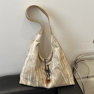 Hobo-Tasche aus champagnerfarbenem Samt mit Plissee-Struktur und Bernstein-Detail