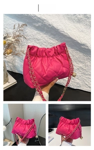 Dettaglio borsa trapuntata rosa rosso con morbida pelle e catena con sfera dorata