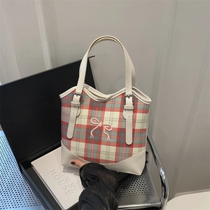 Sac cabas à carreaux rouges avec broderie nœud et poignées réglables en cuir crème