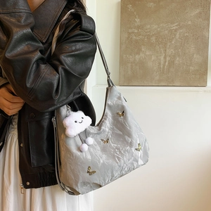 Sac bandoulière argenté métallisé plissé avec détail papillon et breloque nuage