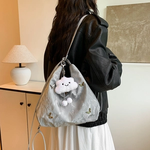 Sac fourre-tout gris texturé avec détails papillon et un charm nuage en peluche