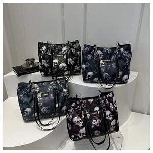 Damen Gothic Totenkopf Blumenmuster Tote Bag Retro Große Kapazität Nylon Schultertasche Mit Silber Metallkette Riemen Mode Handtasche