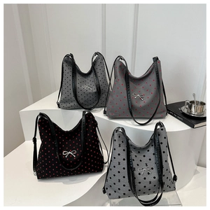 Grands sacs cabas en quatre motifs avec nœuds argentés et bandoulières en similicuir