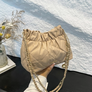 Borsa a tracolla beige trapuntata con catena dorata e design plissettato chic