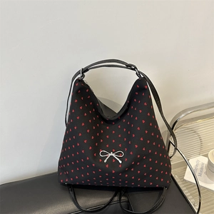 Sac cabas en toile noir style preppy avec motif cœurs rouges et nœud argenté