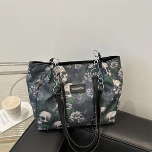 Grand sac fourre-tout gothique à fleurs tête de mort et chaîne argentée sur cuir