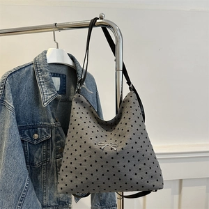 Sac fourre-tout gris à motif cœurs avec nœud argenté et longues bandoulières noires