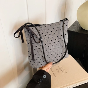 Secchiello grigio chic con motivi a cuore nero e fiocco per la moda femminile