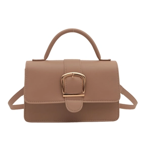 Petit sac carré rose minimaliste avec boucle dorée et bandoulière élégante