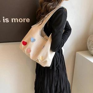 Beigefarbene Leder-Schultertasche mit bunten 3D-Herzen und silbernen Kantendetails