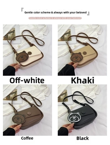 Collage de quatre sacs bandoulière en beige, kaki, café et noir avec breloques d'ours