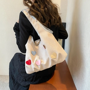 Modische cremefarbene Canvas-Einkaufstasche mit bunten Herz-Patches und Silberbesatz