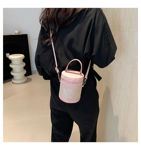 Borsa a cilindro rosa con stampa paesaggistica tradizionale indossata a spalla da modella