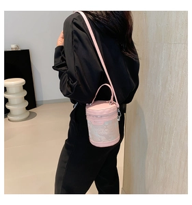 Elegante borsa a secchiello rosa con motivo jacquard floreale e finiture in pelle