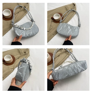 Sac bandoulière argenté plissé avec breloque perle et cœur sous quatre angles détaillés