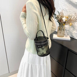 Elegante borsa a secchiello nera con ricamo di farfalla verde e tracolla in pelle