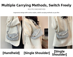 Détails du sac croissant gris plissé avec chaîne en perles et breloques cœur argent