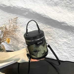 Elegante borsa a secchiello nera con ricamo a farfalla verde e tracolla rimovibile