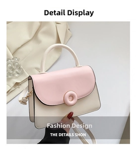 Détail du sac bandoulière rose et beige avec boucle en métal et sangle réglable