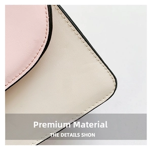 Détails de couture précise sur le cuir synthétique bicolore rose et crème du petit sac à main