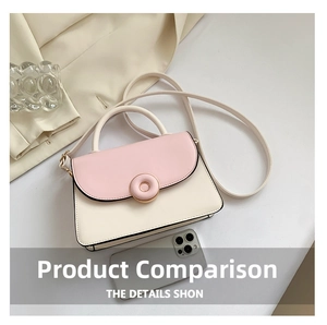 Vue détaillée du sac à bandoulière rose et blanc montrant la taille à côté d'un téléphone