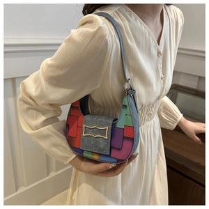 Détail du sac croissant à motifs géométriques, boucle dorée et bandoulière en denim