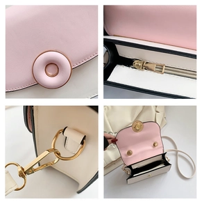 Détails du sac bandoulière contrasté rose et crème montrant la ferrure et l'intérieur