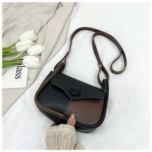 Detailed view of the vintage contrast-color flap bag with a sleek round magnetic closure