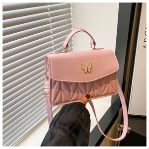 Nahaufnahme der rosa PU-Handtasche mit goldener Schmetterlingsschließe und V-Steppung