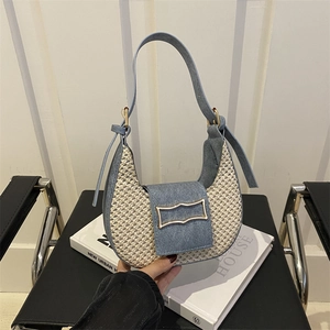 Sac demi-lune chic en denim bleu clair et tissage crème avec boucle en métal doré