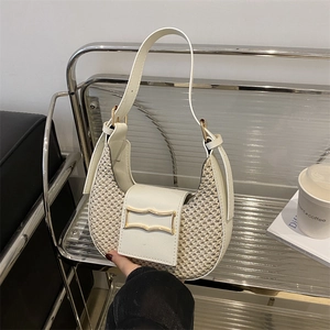 Sac hobo chic en cuir blanc et paille tressée beige avec détails en métal doré