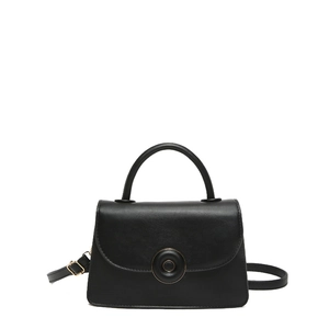 Sac bandoulière minimaliste en cuir noir mat avec boucle en métal rond et fine bandoulière