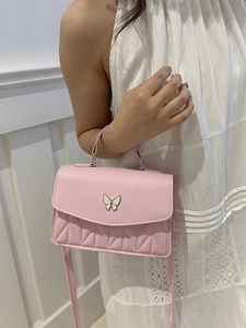 Rosafarbene Stepptasche mit Schmetterlingsverschluss zum weißen Kleid