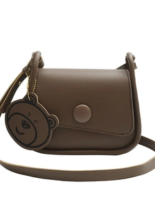 Sacoche classique en cuir PU marron avec fermeture à rabat et pendentif ours mignon