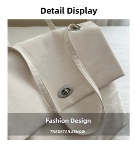 Vue détaillée du sac à dos blanc avec tissu texturé et fermoir pivotant ovale argenté